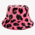 Dettaglio del tessuto in peluche leopardato rosa su un caldo cappello da pescatore - Rosa Rossa