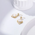Detail of vintage gold-plated earrings with white enamel leaf patterns and faux pearls - White Artificial Pearl Vintage Style (EH003)