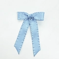 Nahaufnahme der hellblauen Satin-Haarspange mit Rüschenkante und eleganter Schleife - Blau