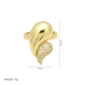 Detalle del anillo corazón asimétrico dorado con medidas 27x16mm y piedras de circón - Líneas Orgánicas Aerodinámicas