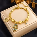 Vergoldetes Hamsa- und Nazar-Charm-Armband mit Webkette auf einer Schmuckbox - Hand der Fatima Böser Blick Stil (B1150)