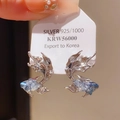 Vue macro des boucles d'oreilles poisson en argent 925 avec paillettes bleues et poinçon - Tige en Argent 925 - Petit Poisson Bleu Argenté