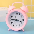 Sveglia a doppia campana rosa con numeri arabi chiari e movimento al quarzo - Rosa