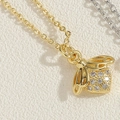 Gros plan du collier pendentif abeille doré serti de pierres de zircone brillantes - Abeille / Or 14K