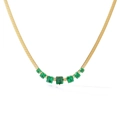 Dettaglio della collana a spina di pesce dorata con sette zirconi verdi quadrati - Oro - Zirconia verde