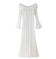 Detailansicht der weißen Spitze und des schulterfreien Designs am eleganten Langarmkleid - S / Weiß (Maxi Ohne Futter)