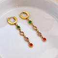 Vista dettagliata di orecchini a cerchio dorati con vivaci pietre preziose multicolore - Orecchini in Oro Multicolore