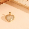 Colgante de corazón dorado con gemas brillantes sobre un fondo natural orgánico - Colgante Color Oro