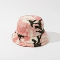 Dettaglio della spessa trama sherpa camouflage rosa di un caldo cappello invernale - M(56-58cm) / Rosa