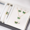 Gros plan sur l'ensemble bijoux papillon et perles avec collier et boucles d'oreilles - Parure Collier Bracelet Bague et Boucles d'oreilles Papillon et Perles / Vert