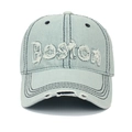 Dettaglio macro del logo BOSTON ricamato con finitura usurata su cappello in denim lavato - Regolabile / Blu e Bianco