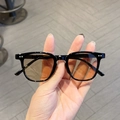 Lunettes de soleil noires pour enfants avec verres dégradés marron et rivets argent - Monture noire thé
