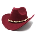 Primer plano de sombrero cowboy de fieltro granate con banda étnica de conchas y cuentas - M (56-58cm) / Burdeos