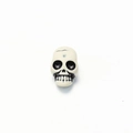 Mini weißer Totenkopf aus Harz mit schwarzen Details für Halloween DIY Bastelarbeiten - Mini Totenkopf