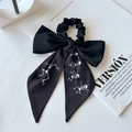Coletero negro con lazo y cintas largas con estampados únicos de calaveras blancas - Lazo con cinta larga / Calavera negra