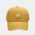 Gros plan sur la broderie couronne d'une casquette de baseball en coton jaune moutarde - Jaune