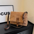 Bolso bandolera pequeño de ante marrón esmerilado con correas de cuero oscuro y hebilla - Talla única / Marrón