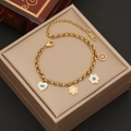 Dettaglio di bracciale in acciaio dorato con ciondoli in smalto colorato su cofanetto - Stile Cuore Occhio del Diavolo (7#)