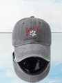 Dettaglio del cappellino in cotone grigio lavato con ricamo di cuore e zampa rossa - Grigio Lavato