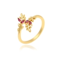 Eleganter goldener Blattring mit roten Zirkoniasteinen auf weißem reflektierendem Grund - Blattform (J917) / Rosenrosa