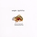 Vue macro du pendentif coccinelle dorée avec pierre rouge et dimensions détaillées - Or Zircone Rouge