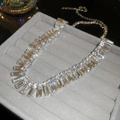 Detaillierte Makroansicht des Silber-Chokers mit Baguette-Kristallen und Glanzeffekt - Weiß