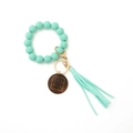 Détail du bracelet porte-clés en perles de silicone menthe avec pendentif MAMA en bois gravé - Bleu clair