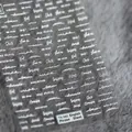 Adesivi per unghie 3D con scritte bianche e cuori su sfondo di pelliccia grigia - TS-340 Striscia Lunga Inglese