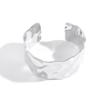 Bracciale rigido aperto in acciaio inossidabile argento con trama martellata irregolare - Color Acciaio