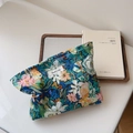 Detailansicht einer Stofftasche mit Blumenmuster, Simple Wish-Label und Reißverschluss - Kosmetiktasche