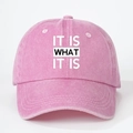 Détail de la casquette de baseball en coton rose délavé avec imprimé IT IS WHAT IT IS - Taille Unique(Réglable) / Rose Lavé