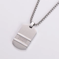 Dettaglio della collana militare in acciaio argento con strass incastonati CNC lucidi - Con catena / Argento