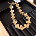 Collier à trèfle doré présenté dans un coffret à bijoux luxe en velours noir - Collier / Doré