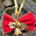 Rote Weihnachtsschleife aus Stoff mit goldenen Blättern und Glocken für Geschenke - Weihnachtsschleife 3
