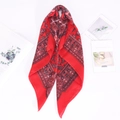 Détail d'un foulard rouge en coton et lin avec motif paisley vintage sur fond blanc neutre - 70*70cm / Rouge