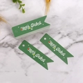 Dettaglio di etichette natalizie verdi a coda di rondine con scritta bianca Merry Christmas - Coda di Rondine Verde Bronzata (304 Verde) / 100 Pezzi/Confezione / Verde