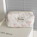 Detalle del neceser acolchado blanco con lazos rosas y patrones de florecitas - Bolsa Octagonal