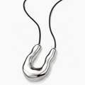 Minimalistische onregelmatige zilveren U-hanger met zwart koord op wit oppervlak - Zilver