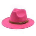 Détail du chapeau fedora rose vif en suédine avec large bord et sangle à boucle brune - M (56-59cm) / Rose Rouge (Daim)