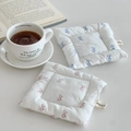Dettaglio di un sottobicchiere imbottito con motivo a fiocco ed etichetta decorativa - Sottobicchiere Fiocco Dolce / Rosa