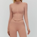 Ensemble de yoga ajusté avec col zippé et passe-pouces en couleur rose poudré - Rose Rétro