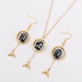 Dettaglio della collana dorata e orecchini a coda di pesce con pietre a righe bianche - Set Coda di Pesce in Agata a Righe Nero Bianco (Stile 2)