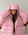 Dettaglio del piumino rosa oversize con cappuccio e morbida imbottitura trapuntata - S / Rosa