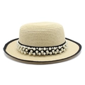 Elegante cappello boater in paglia beige con nastro nero e perle bianche per l'estate - M (56-58cm) / Beige
