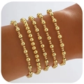 Dettaglio di cinque braccialetti con perline dorate sovrapposti indossati per un look boho - Oro Set da 5 pezzi 7