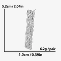 Detailansicht silberner Balkenohrringe, 5,2 cm lang, mit gehämmerter Metallstruktur - Silber