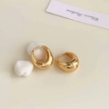 Detalle de pendientes gota de oro con acabado pulido espejo sobre piedras blancas - Gota de Agua Ovalada Dorada Bañada en Oro de 18K