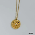 Goldene Sonnenanhänger-Halskette mit bunten Kristallen und Edelstahl-Finish im Retro-Stil - Sonnenkompass Runde Platte (D611) / Goldene Halskette (Bunte Zirkonia)