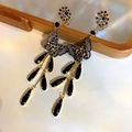 Détail de longues boucles d'oreilles papillon en cristal noir avec pompons dorés et gouttes - Noir (Aiguille en Argent S925)