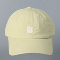 Détail de la broderie lettre S blanche sur la casquette en coton jaune pâle - M(56-58cm) / Jaune clair